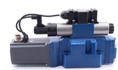 4WRTE16E1-125L-4X/6EG24K31/A1M - Пропорциональный быстродействующий распределитель с обратной связью по положению золотника и со встроенным усилителем (OBE), Ду16, A1 = ±10 В, номинальный расход 125 л/мин, схема E1-, каналы управления X и Y = внешние